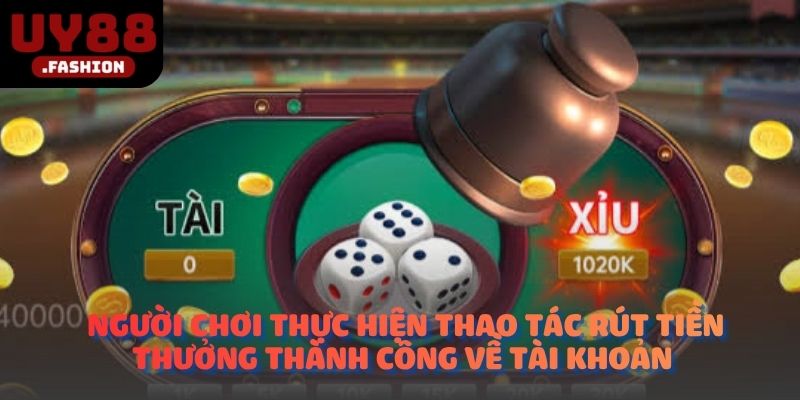 Người chơi thực hiện thao tác rút tiền thưởng thành công về tài khoản 