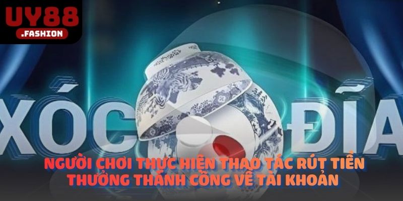 Người chơi thực hiện thao tác rút tiền thưởng thành công về tài khoản 